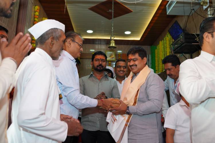 विठ्ठलाचे दर्शन घेत भल्या पहाटे काकड आरती  घेत अजित गव्हाणे यांनी साधला मतदारांशी संवाद!