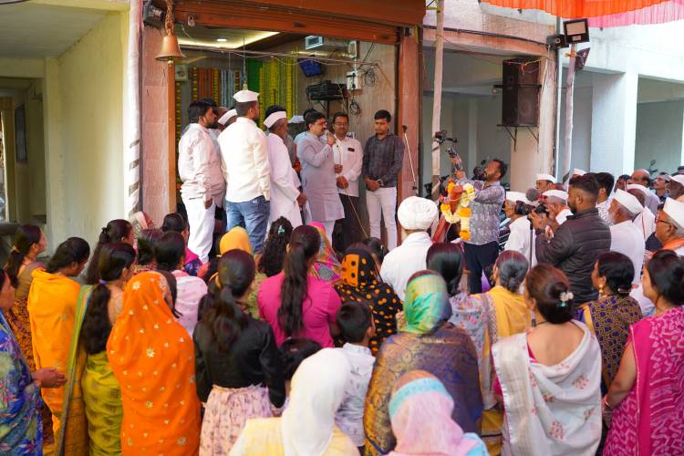 विठ्ठलाचे दर्शन घेत भल्या पहाटे काकड आरती  घेत अजित गव्हाणे यांनी साधला मतदारांशी संवाद!
