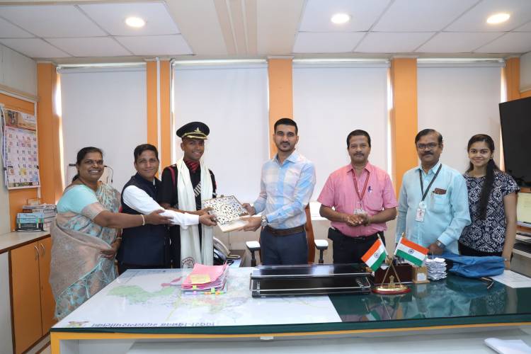 महानगरपालिकेच्या वतीने भारतीय सैन्यात लेफ्टनंट पदी झालेल्या निवडीबद्दल शहरातील चिंतामण बुरसे यांचा सन्मान.
