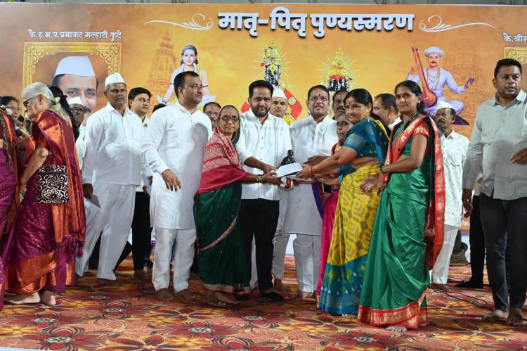माजी.नगरसेवक प्रमोद कुटे यांच्या मातृ पितृ पुण्यस्मरण स्मृतिप्रित्यर्थ(इंदुरीकर)महाराज यांचे कीर्तन व महाप्रसादाचे आयोजन करण्यात आले होते.